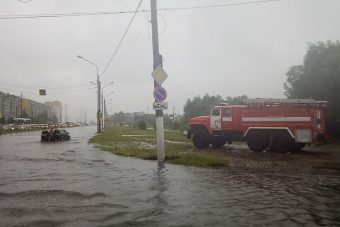 В Твери спасатели вытаскивали застрявшие из-за потопа в Южном автомобили