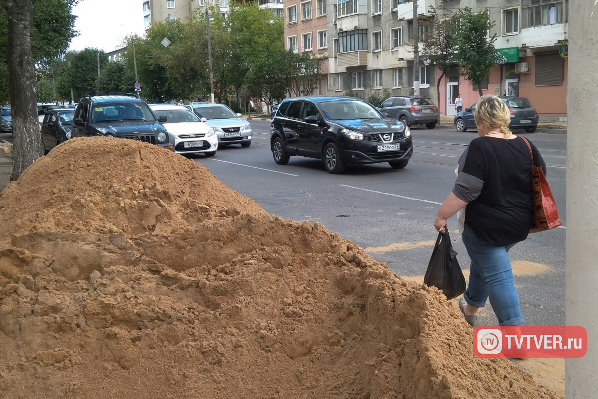 В Твери остановку общественного транспорта засыпали песком