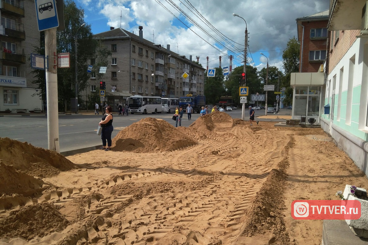 В Твери остановку общественного транспорта засыпали песком