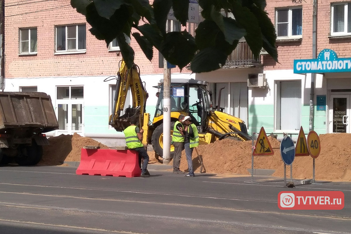 В Твери остановку общественного транспорта засыпали песком
