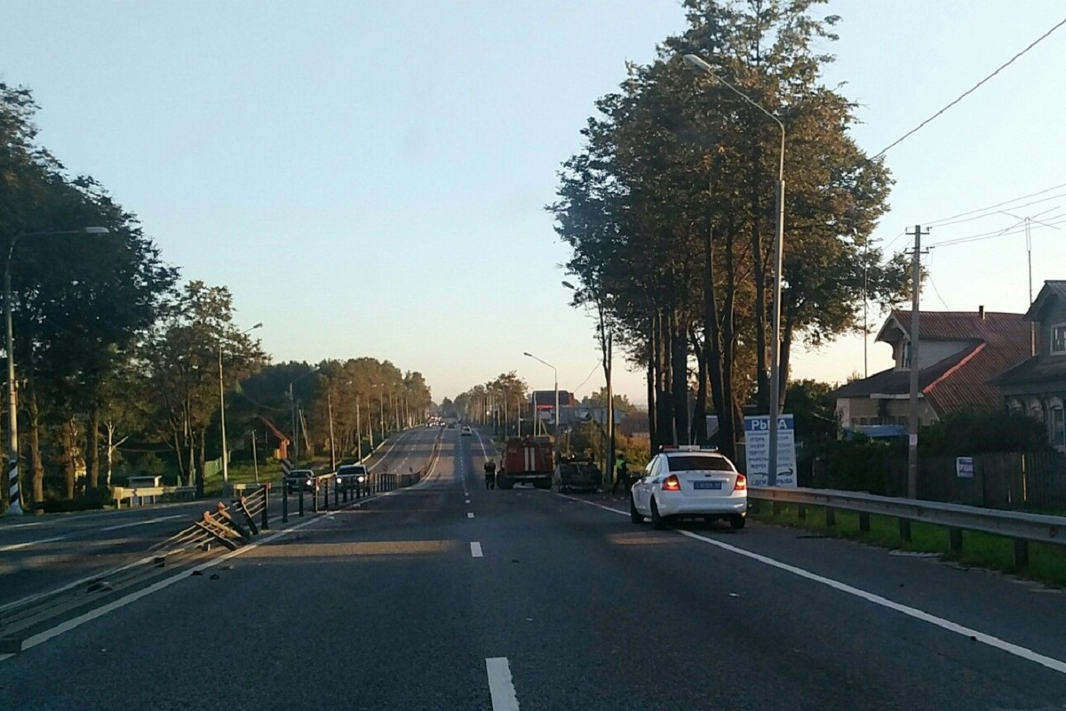 Ранним утром на трассе М-10 в Тверской области перевернулся автомобиль