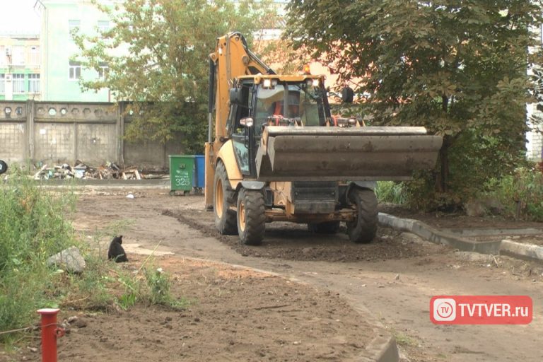 Грустная дата: многострадальные дворы Центрального района Твери ремонтируют уже больше года