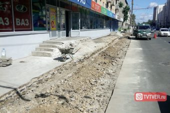 Новый парковочный карман в Твери заставляет пешеходов прыгать через лестницу Новый парковочный карман в Твери заставляет пешеходов прыгать через лестницу