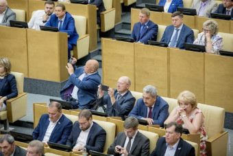 И платье не её, и сидела не там: депутат Светлана Максимова показала, в чём пришла обсудить пенсионную реформу