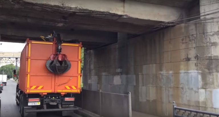 В Твери мусоровоз застрял под мостом