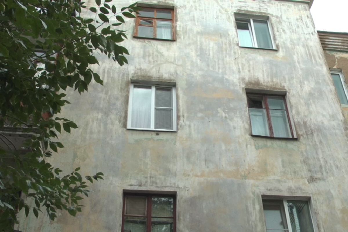 Жительница Тверской области пожаловалась на сквозные трещины в стенах квартиры