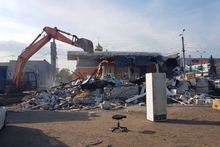На Привокзальной площади сносят незаконный павильон