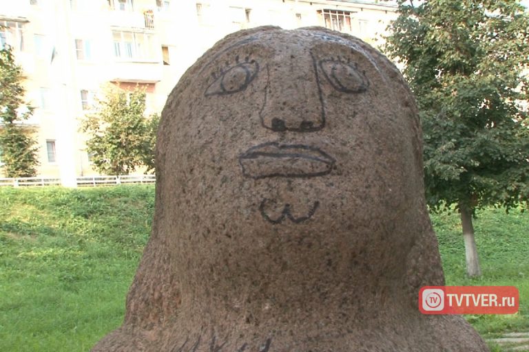 Подростковая шалость или вандализм? В Твери обезображена скульптура на набережной Афанасия Никитина