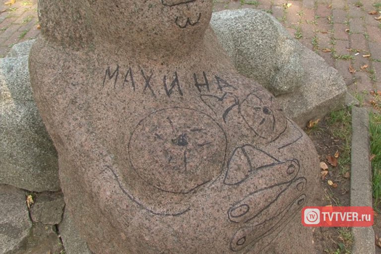 Подростковая шалость или вандализм? В Твери обезображена скульптура на набережной Афанасия Никитина