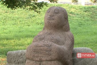 Подростковая шалость или вандализм? В Твери обезображена скульптура на набережной Афанасия Никитина