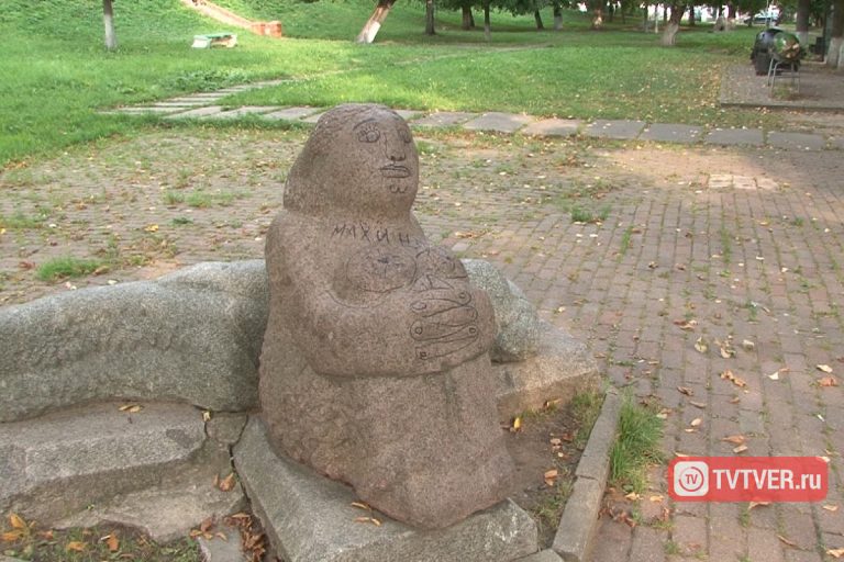 Подростковая шалость или вандализм? В Твери обезображена скульптура на набережной Афанасия Никитина