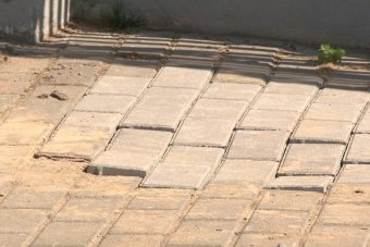 У Тверского Императорского дворца ровняют «волнистую» плитку