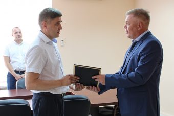 В Твери наградили героя, который спас выпавшего из окна ребенка В Твери наградили героя, который спас выпавшего из окна ребенка