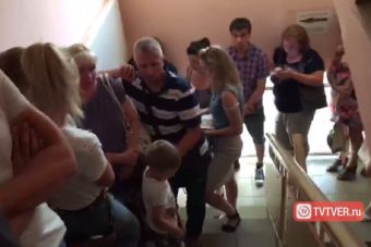 Сэкономили: в Твери выстроились очереди за загранпаспортами по старой цене