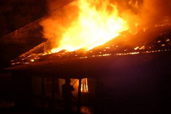 Под Тверью ночью сгорел дачный дом