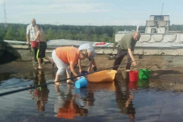 Жители Ржева с ведрами в руках ликвидировали последствия урагана