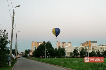 В Твери воздушный шар приземлился во дворе жилого дома