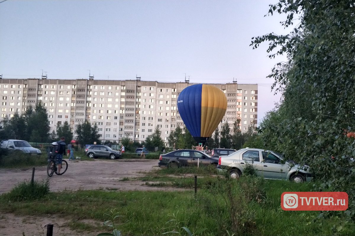 В Твери воздушный шар приземлился во дворе жилого дома