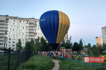 В Твери воздушный шар приземлился во дворе жилого дома