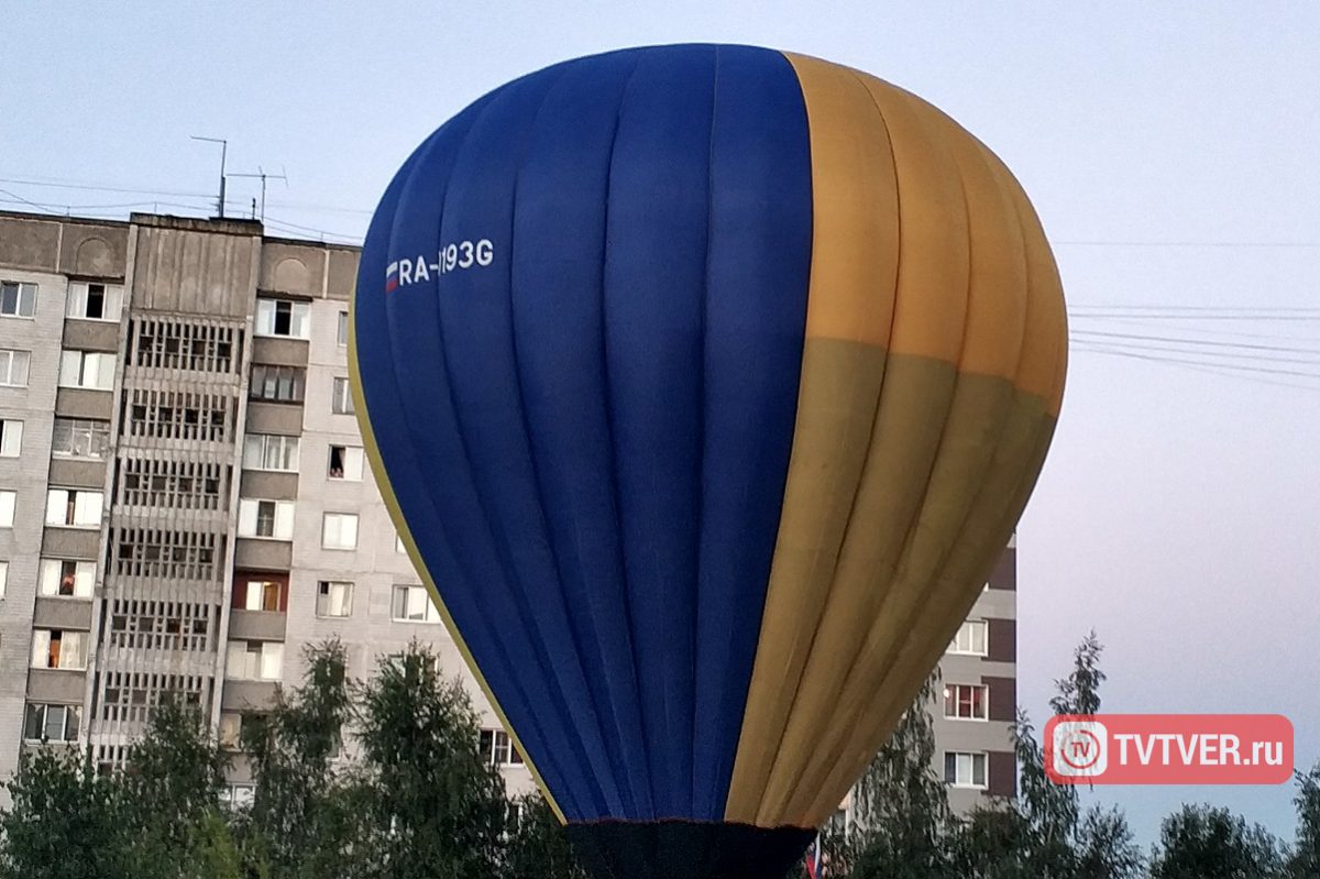 В Твери воздушный шар приземлился во дворе жилого дома