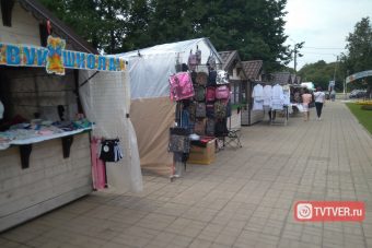 Гипермаркеты вместо базаров: в Твери родители школьников предпочитают закупаться к 1 сентября в больших магазинах