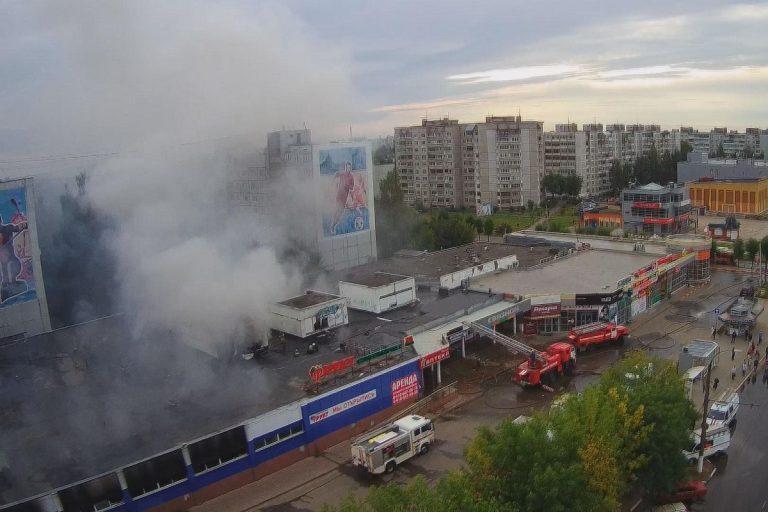 В Твери загорелось здание бывшего супермаркета «Тележка»
