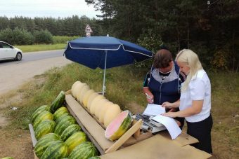 В Твери у трех уличных продавцов конфисковали товар и весы