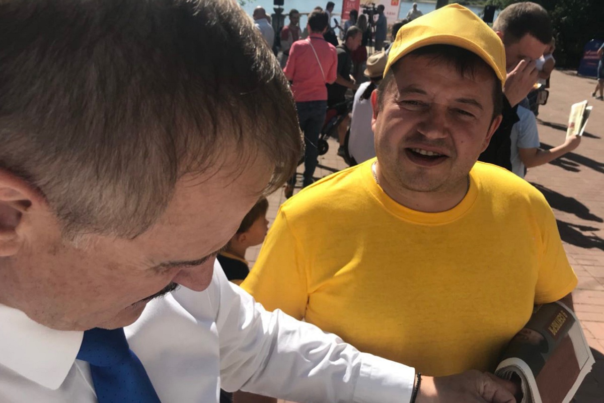 Кандидаты примерили усы Веремеенко, а теперь делают с ним селфи