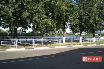 История за забором: в Твери набережную-памятник обнесли металлическим ограждением