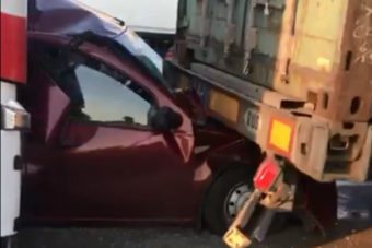 Легковушку зажало между двух фур в жуткой аварии под Тверью