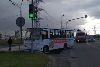 Легковушка протаранила маршрутку на окраине Твери