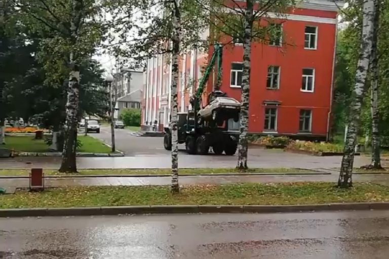 В Тверской области оставленную без присмотра машину эвакуировал лесовоз