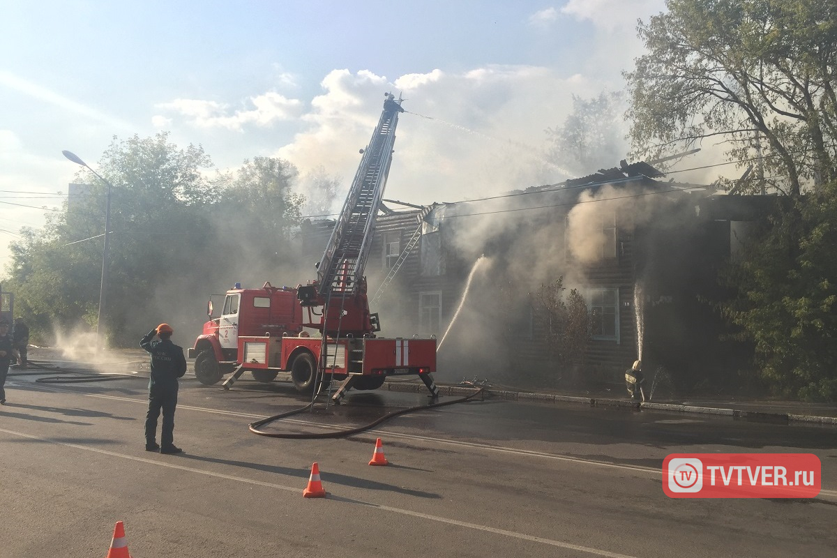 При тушении пожара в Первомайке в Твери пострадал пожарный