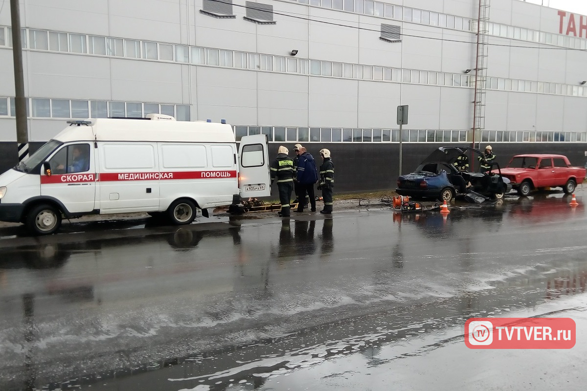 Пена, огонь и дождь: в Твери спасатели ликвидировали последствия условного ДТП с 5 автомобилями и 6 пострадавшими