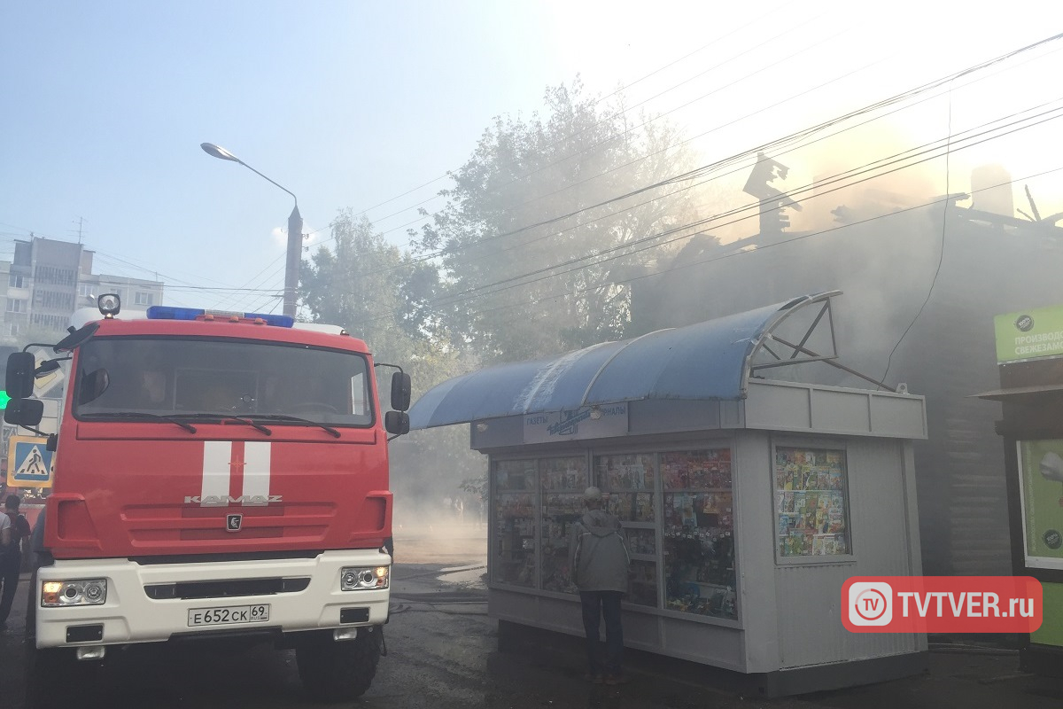 При тушении пожара в Первомайке в Твери пострадал пожарный