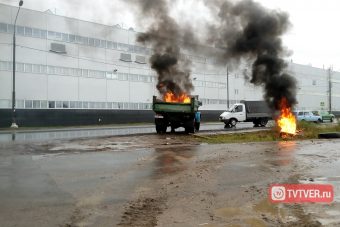 Пена, огонь и дождь: в Твери спасатели ликвидировали последствия условного ДТП с 5 автомобилями и 6 пострадавшими