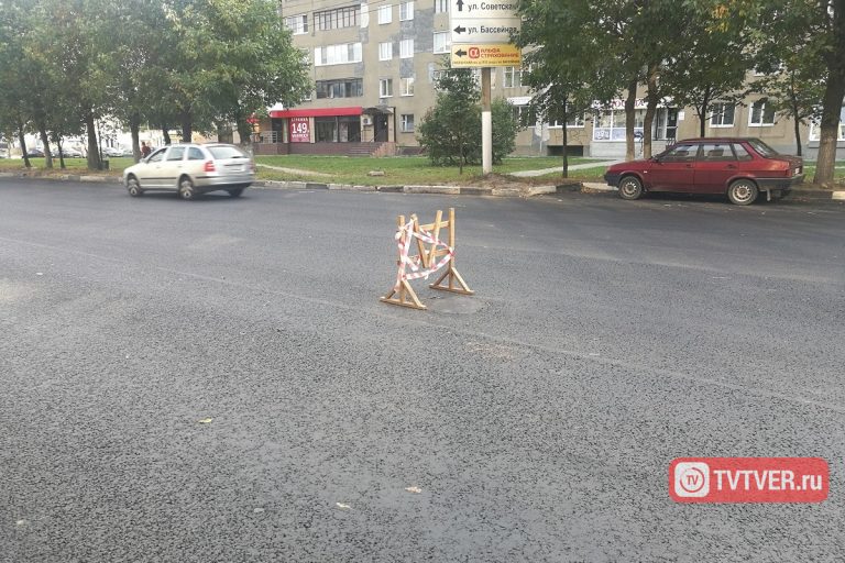 Только что уложенный асфальт на Волоколамском проспекте в Твери придётся дырявить