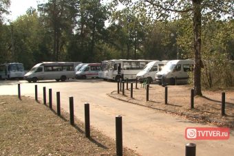 Перехода нет, но есть выхлопные газы: маршрутки несут угрозу для жизни и здоровья воспитанников детского сада в Мигалово