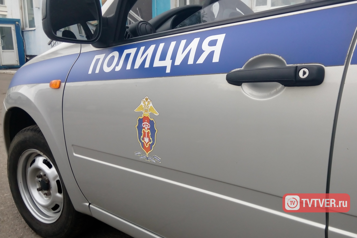 В Тверской области мужчина избил женщину и угрожал зарубить ее топором