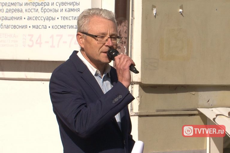В Твери увековечили память экскурсовода и поэта-песенника Льва Тимофеева