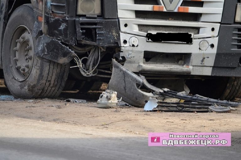 В Тверской области водитель иномарки врезался в фуру и сбежал, оставив пострадавшую пассажирку