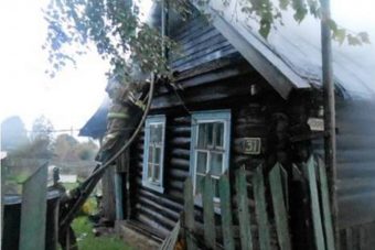 В Тверской области дачный дом лишился крыши из-за пожара
