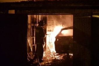 Рано утром в Тверской области подожгли гараж с автомобилем