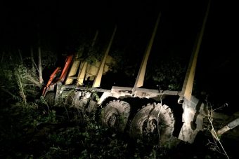 В Тверской области лесовоз угодил в кювет