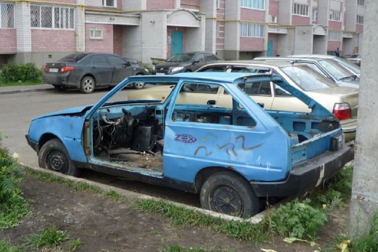 В Твери отправят на свалку три бесхозных автомобиля