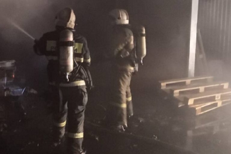 Ночью в Твери сгорел склад с мебелью и оборудованием