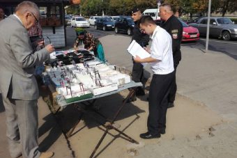 В Твери на улице у женщины отобрали очки и стол