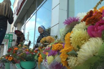 Тверитяне отправляют детей в школу с цветами, купленными у бабушек Тверитяне отправляют детей в школу с цветами, купленными у бабушек