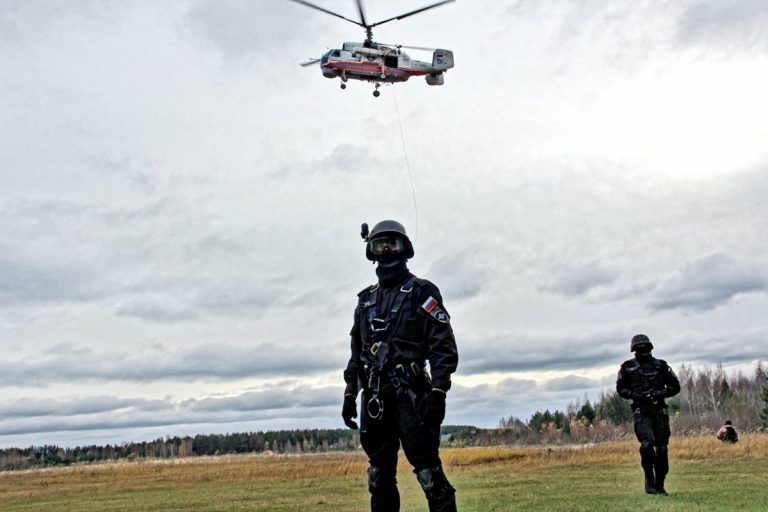 Под Тверью наркополицейские десантировались с вертолета без парашютов