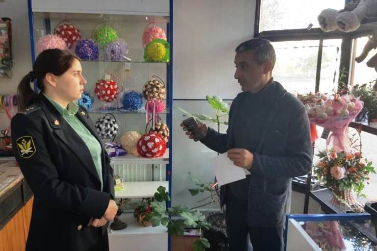 В Твери чиновники вместе с приставами ловили нарушителей правил торговли